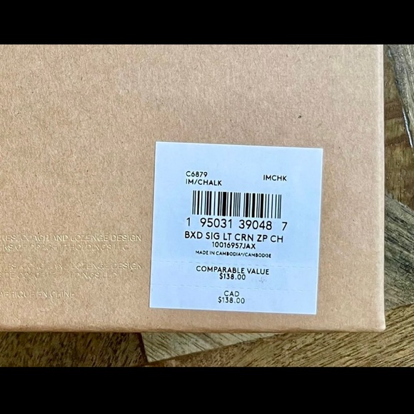 *SOLD* Boxed Coach Corner Zip Wristlet In White Signature Leather w/ 2 Charms - Picture 4 of 6